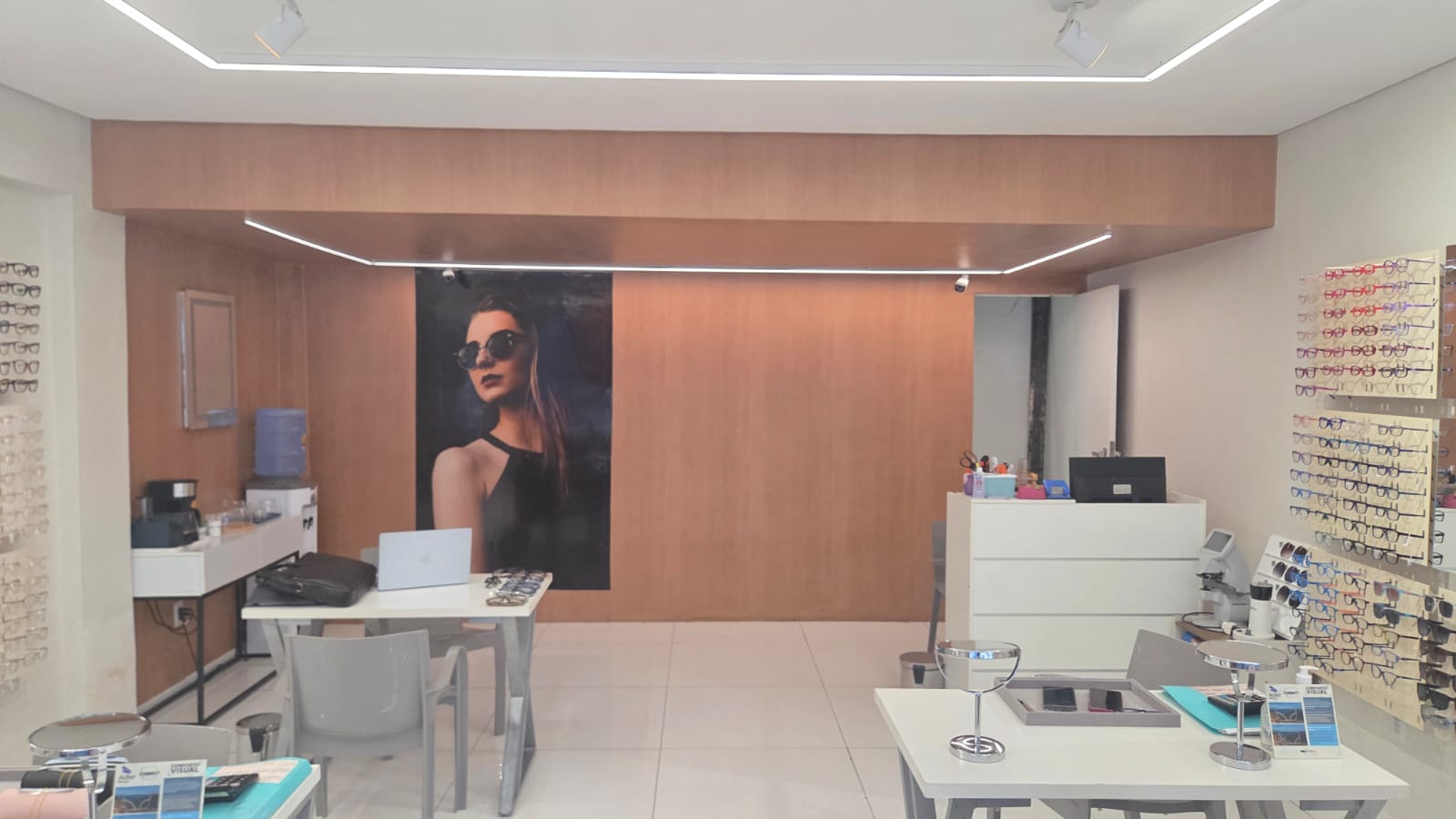 Painel de armações da Ótica Moderna